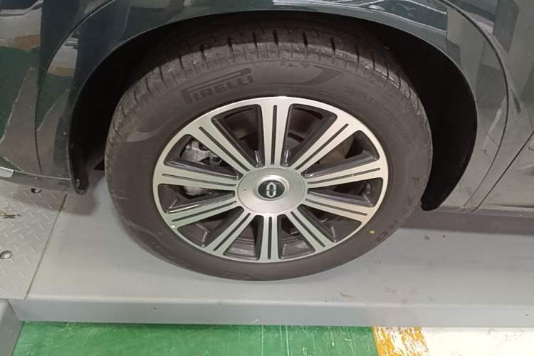 Used Hima AITO M7 2024 1.5T Intelligent Drive 4WD Ultra Version 5 Seats Left Front Wheel Hub