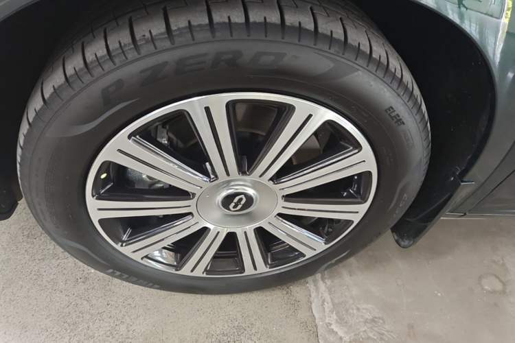 Used Hima AITO M7 2024 1.5T Intelligent Drive Rear-Drive Ultra Version 5 Seats Left Front Wheel Hub