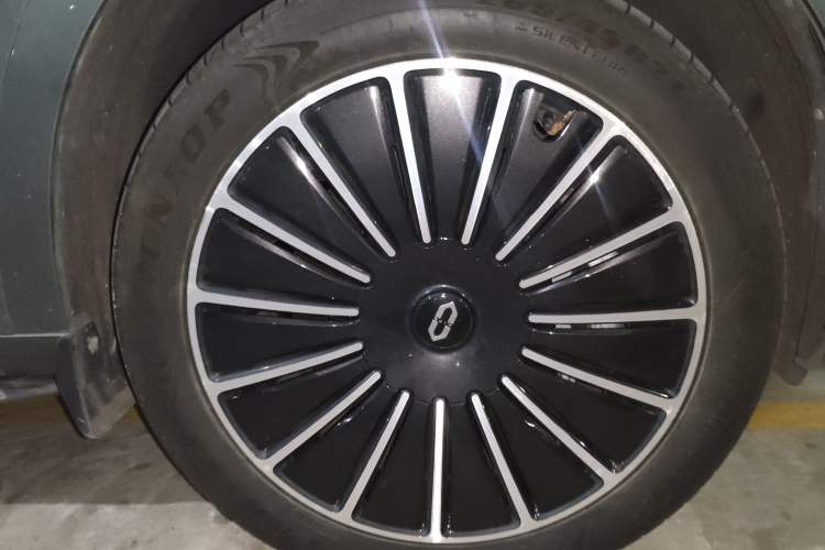 Used Hima AITO M7 2024 1.5T Intelligent Driving 4WD Max Edition 5 Seats Right Front Wheel Hub