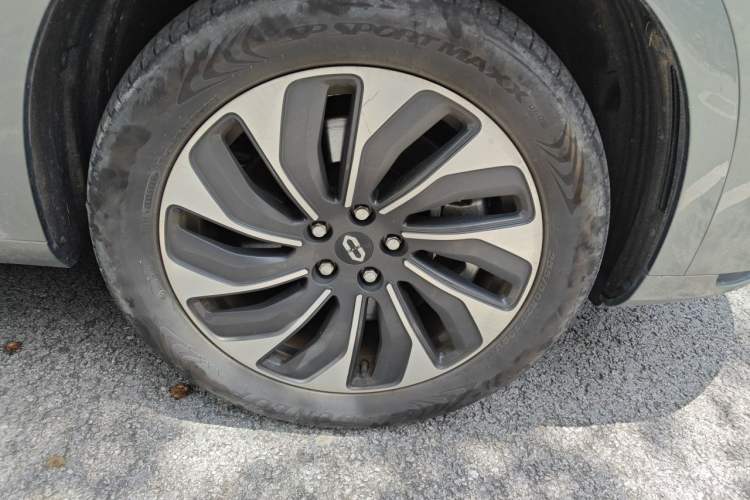 Used Hima AITO M7 2024 1.5T Rear-Drive Plus Version 5 Seats Right Front Wheel Hub