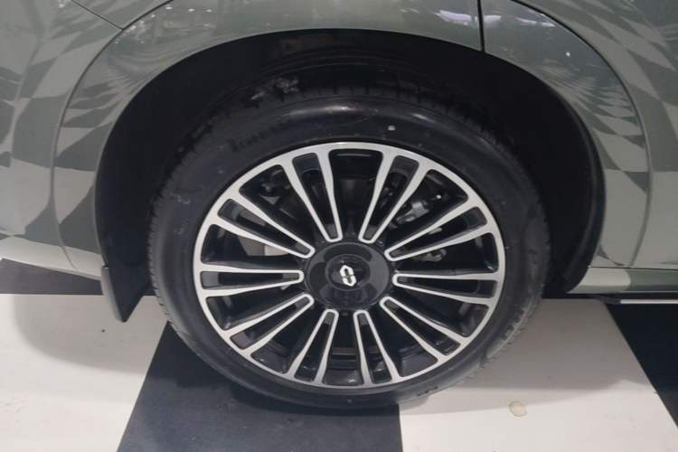 Used Hima AITO M7 2024 1.5T Intelligent Driving 4WD Max Edition 5 Seats Right Rear Wheel Hub