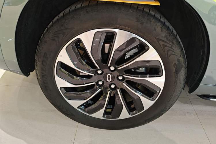 Used Hima AITO M7 2024 1.5T Rear-Drive Plus Version 5 Seats Right Rear Wheel Hub