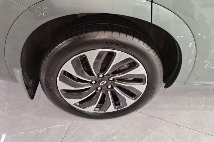 Used Hima AITO M7 2024 1.5T Rear-Drive Plus Version 5 Seats Right Rear Wheel Hub