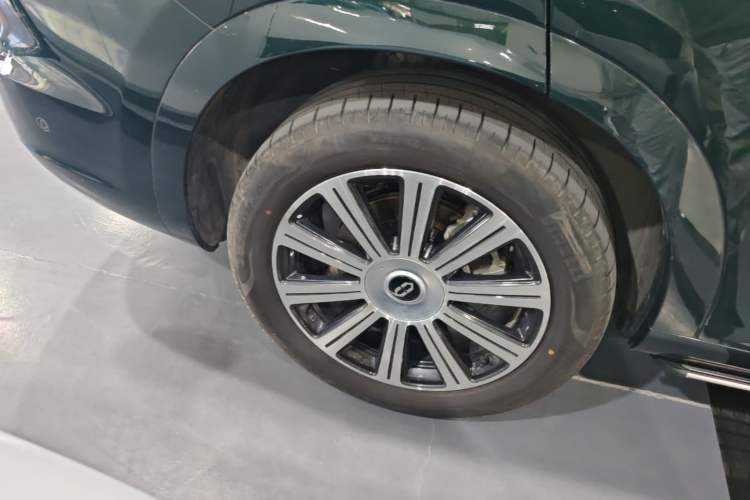 Used Hima AITO M7 2024 1.5T Intelligent Drive Rear-Drive Ultra Version 5 Seats Right Rear Wheel Hub