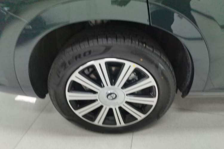 Used Hima AITO M7 2024 1.5T Intelligent Drive Rear-Drive Ultra Version 5 Seats Right Rear Wheel Hub