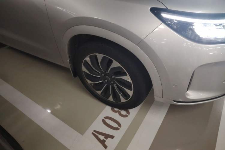 Used Hima AITO M7 2024 1.5T Rear-Drive Plus Version 5 Seats Right Front Wheel Hub