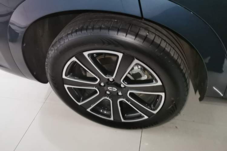 Used Hima AITO M7 2024 1.5T Intelligent Drive 4WD Ultra Version 5 Seats Right Rear Wheel Hub