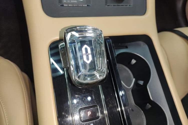 Used Hima AITO M7 2024 1.5T Intelligent Driving 4WD Ultra Version 6 Seats Gear Lever