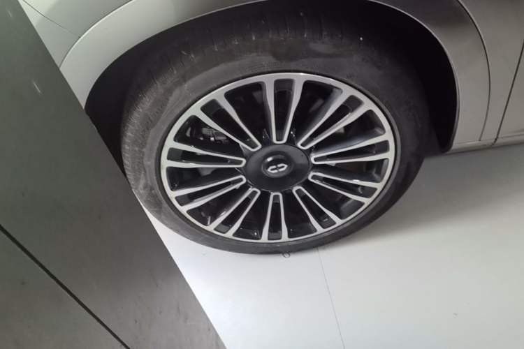 Used Hima AITO M7 2024 1.5T Intelligent Drive Rear-Drive Ultra Version 5 Seats Left Front Wheel Hub