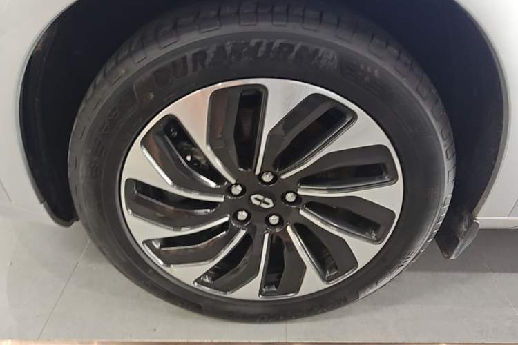 Used Hima AITO M7 2024 1.5T Rear-Drive Plus Version 5 Seats Left Front Wheel Hub
