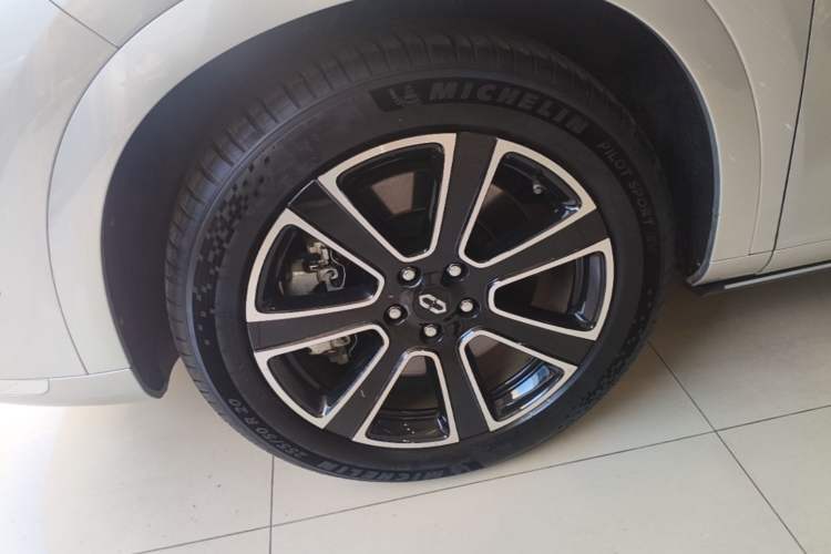 Used Hima AITO M7 2024 1.5T Intelligent Driving 4WD Ultra Version 6 Seats Left Front Wheel Hub