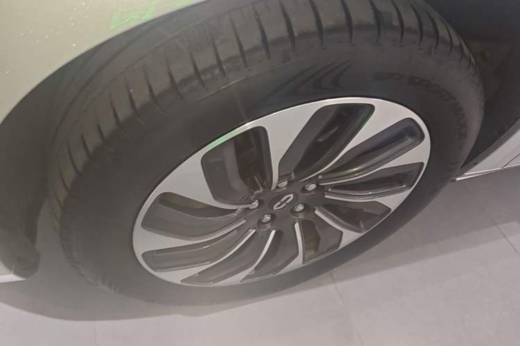 Used Hima AITO M7 2024 1.5T Rear-Drive Plus Version 5 Seats Left Front Wheel Hub