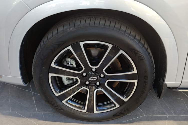 Used Hima AITO M7 2024 1.5T Intelligent Driving Rear-Drive Pro Version 5 Seats Left Front Wheel Hub
