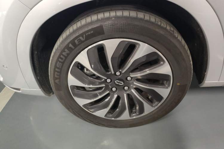 Used Hima AITO M7 2024 1.5T Rear-Drive Plus Version 5 Seats Left Front Wheel Hub