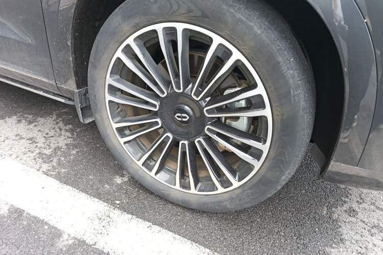 Used Hima AITO M7 2024 1.5T Rear-Drive Plus Version 5 Seats Right Front Wheel Hub