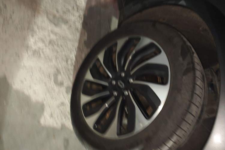 Used Hima AITO M7 2024 1.5T Rear-Drive Plus Version 5 Seats Right Front Wheel Hub