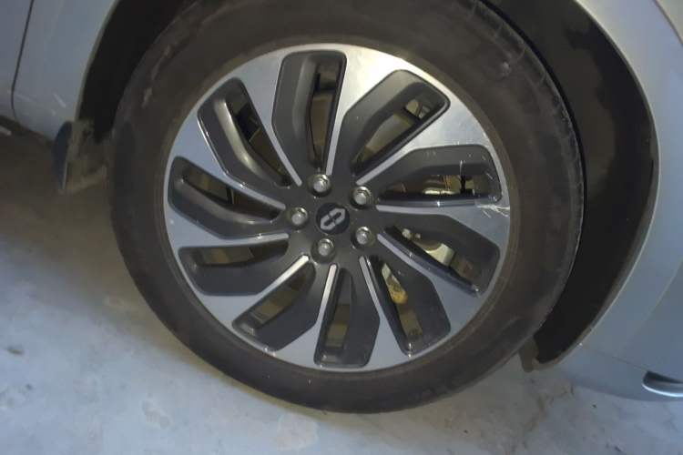 Used Hima AITO M7 2024 1.5T Rear-Drive Plus Version 5 Seats Right Front Wheel Hub