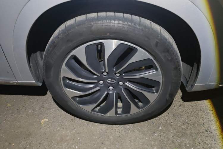 Used Hima AITO M7 2024 1.5T Rear-Drive Plus Version 5 Seats Right Front Wheel Hub