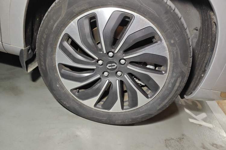 Used Hima AITO M7 2024 1.5T Intelligent Driving 4WD Max Edition 5 Seats Right Front Wheel Hub