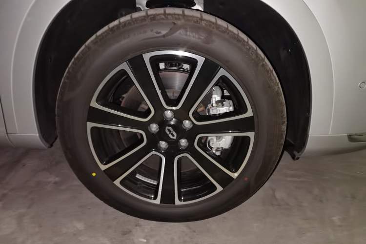 Used Hima AITO M7 2024 1.5T Intelligent Driving Rear-Drive Pro Version 5 Seats Right Front Wheel Hub