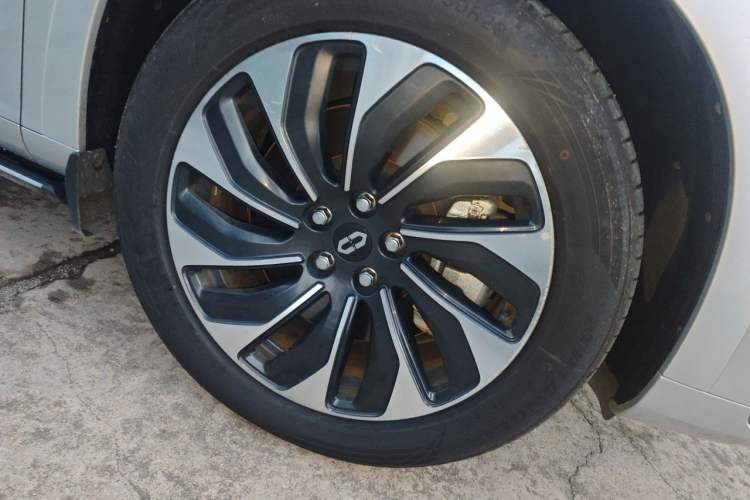 Used Hima AITO M7 2024 1.5T Rear-Drive Plus Version 5 Seats Right Front Wheel Hub