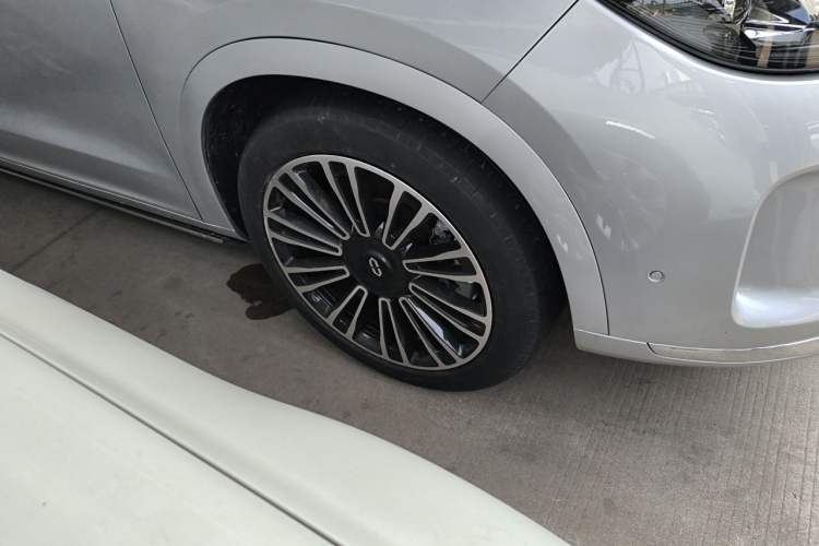Used Hima AITO M7 2024 1.5T Intelligent Drive Rear-Drive Ultra Version 5 Seats Right Front Wheel Hub