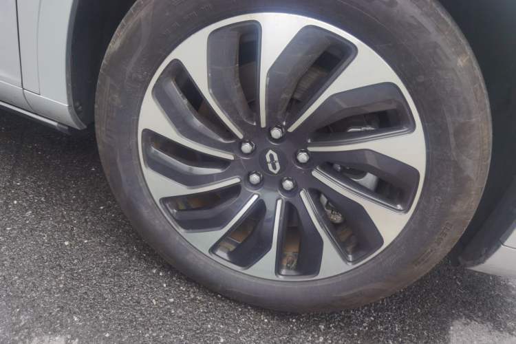 Used Hima AITO M7 2024 1.5T Intelligent Driving Rear-Drive Pro Version 5 Seats Right Front Wheel Hub