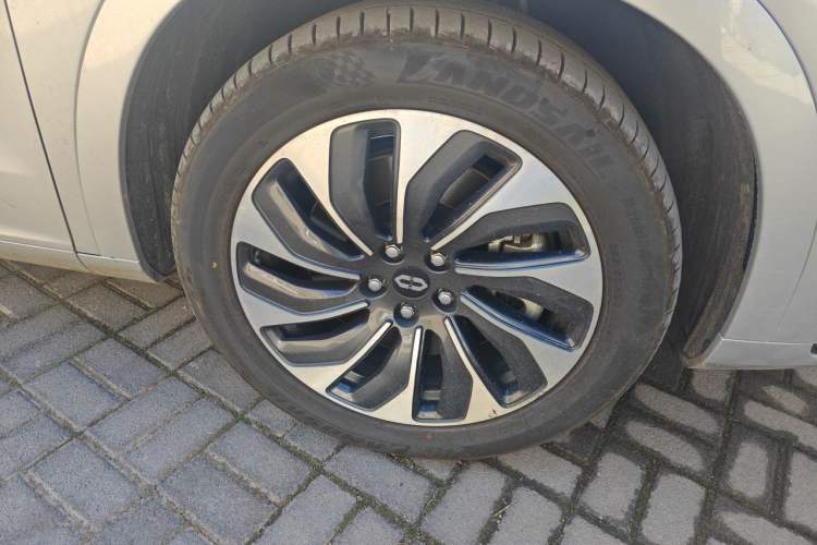 Used Hima AITO M7 2024 1.5T Rear-Drive Plus Version 5 Seats Right Front Wheel Hub