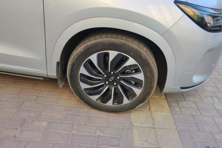 Used Hima AITO M7 2024 1.5T Intelligent Driving Rear-Drive Pro Version 6 Seats Right Front Wheel Hub
