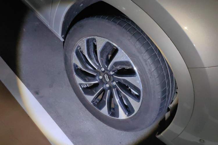 Used Hima AITO M7 2024 1.5T Intelligent Driving 4WD Max Edition 5 Seats Right Front Wheel Hub