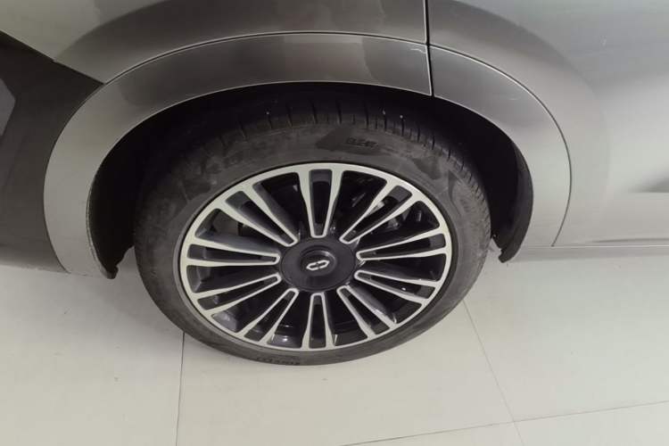 Used Hima AITO M7 2024 1.5T Intelligent Drive Rear-Drive Ultra Version 5 Seats Right Rear Wheel Hub