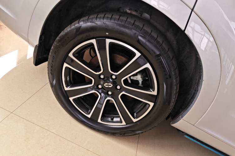 Used Hima AITO M7 2024 1.5T Intelligent Driving 4WD Pro Edition 6 Seats Right Rear Wheel Hub