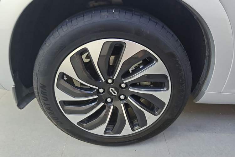 Used Hima AITO M7 2024 1.5T Rear-Drive Plus Version 5 Seats Right Rear Wheel Hub