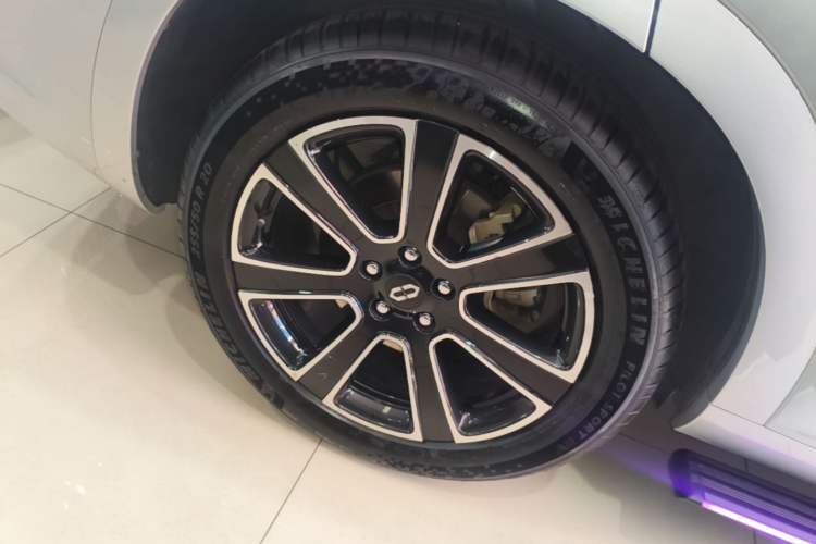 Used Hima AITO M7 2024 1.5T Intelligent Driving 4WD Ultra Version 6 Seats Right Rear Wheel Hub