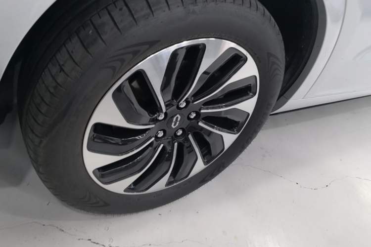 Used Hima AITO M7 2024 1.5T Rear-Drive Plus Version 5 Seats Right Rear Wheel Hub