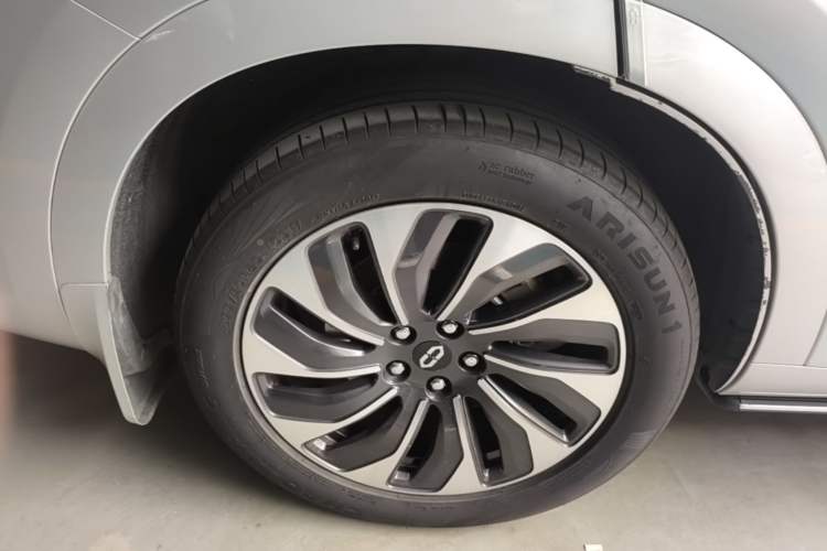 Used Hima AITO M7 2024 1.5T Intelligent Driving Rear-Drive Max Edition 5 Seats Right Rear Wheel Hub