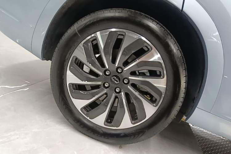 Used Hima AITO M7 2024 1.5T Rear-Drive Plus Version 5 Seats Right Rear Wheel Hub
