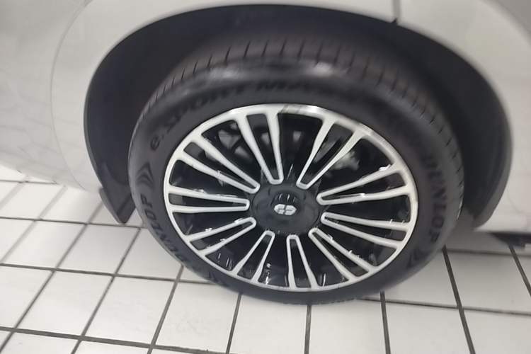 Used Hima AITO M7 2024 1.5T Four-Wheel Drive Plus Version 5 Seats Right Rear Wheel Hub
