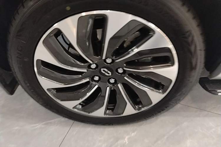 Used Hima AITO M7 2024 1.5T Rear-Drive Plus Version 5 Seats Right Rear Wheel Hub