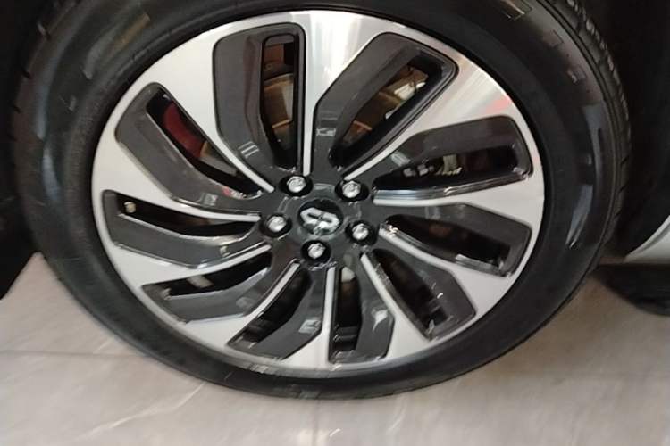 Used Hima AITO M7 2024 1.5T Rear-Drive Plus Version 5 Seats Right Rear Wheel Hub