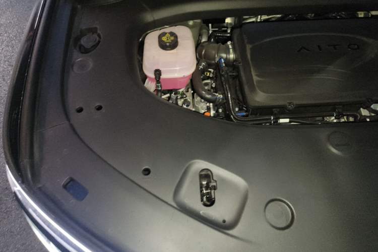 Used Hima AITO M7 2026 Model Range-Extending Ultra All-Wheel Drive 6-Seater Version Engine Bay Right