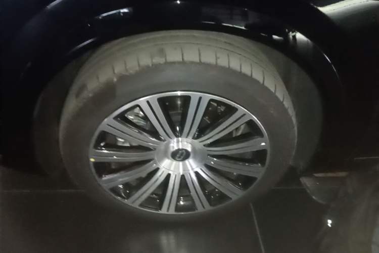 Used Hima AITO M7 2026 Model Range-Extending Max All-Wheel Drive 5-Seater Version Left Front Wheel Hub