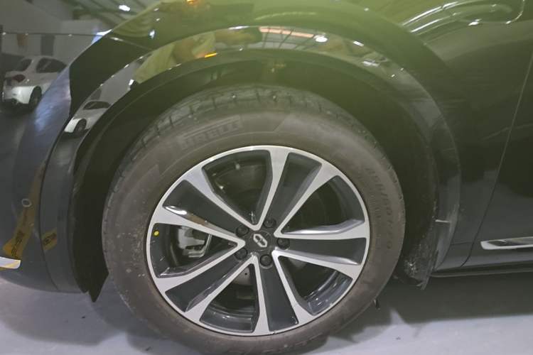 Used Hima AITO M7 2026 Model Range-Extending Pro+ All-Wheel Drive 6-Seater Version Left Front Wheel Hub