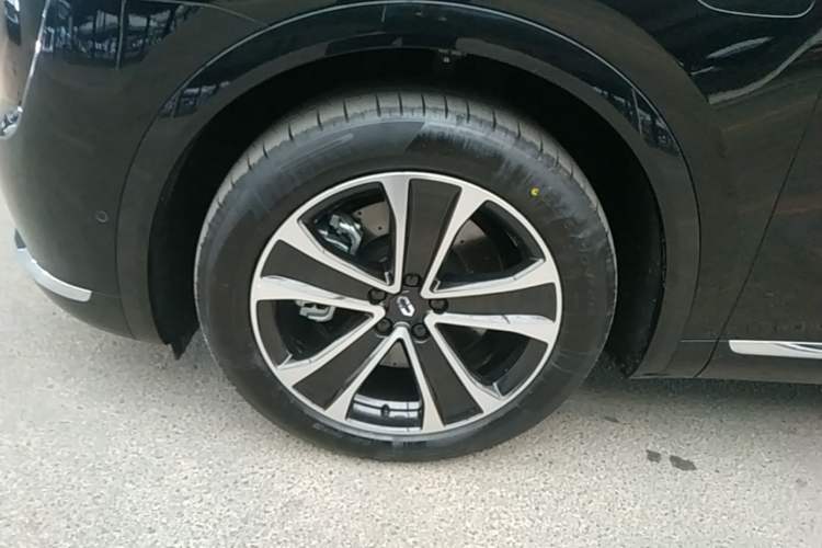 Used Hima AITO M7 2026 Model Range-Extending Pro+ All-Wheel Drive 5-Seater Version Left Front Wheel Hub
