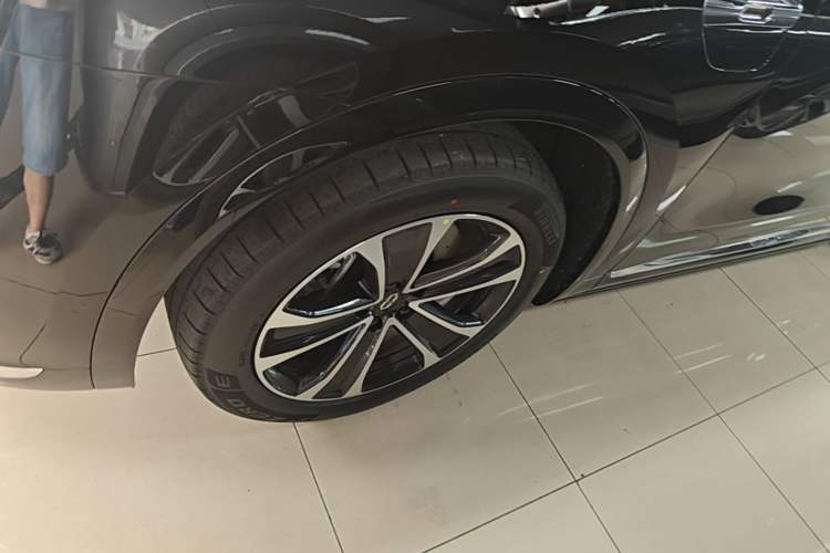 Used Hima AITO M7 2026 Model, Range-Extended Max Four-Wheel-Drive Version, 5 Seats (896-line LiDAR) Left Front Wheel Hub