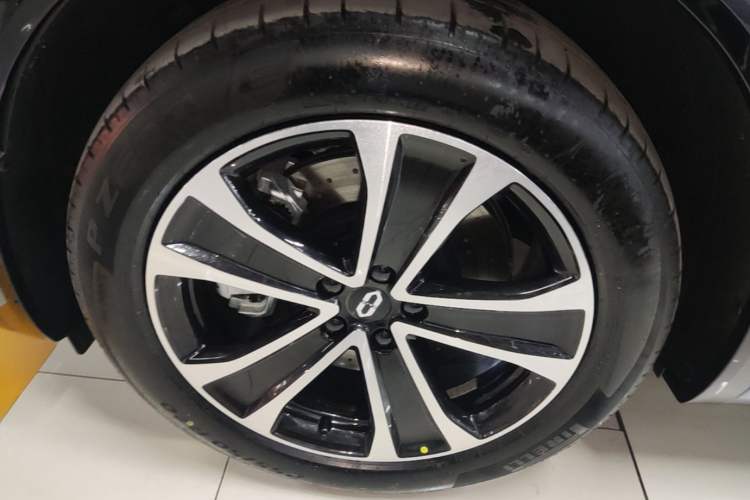 Used Hima AITO M7 2026 Model Range-Extending Max All-Wheel Drive 5-Seater Version Left Front Wheel Hub