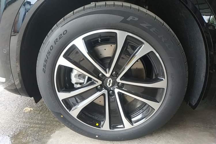 Used Hima AITO M7 2026 Model, Range-Extended Max Long-Range Version, 5 Seats Left Front Wheel Hub