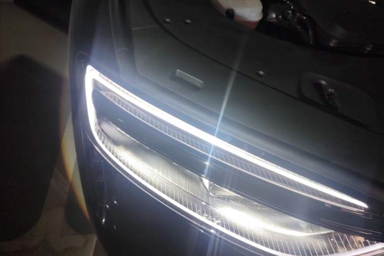Used Hima AITO M7 2026 Model Range-Extending Max All-Wheel Drive 6-Seater Version Right Front Headlight
