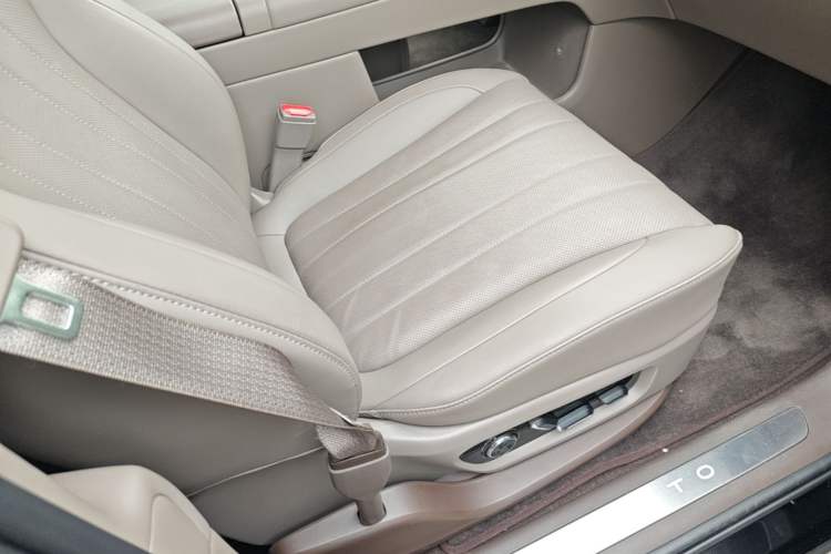 Used Hima AITO M7 2026 Model Range-Extending Ultra All-Wheel Drive 6-Seater Version Right Front Seat