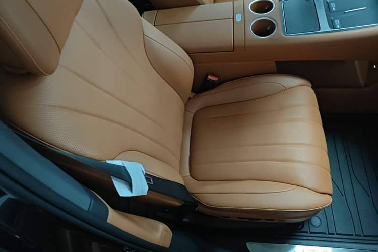 Used Hima AITO M7 2026 Model, Range-Extended Max Four-Wheel-Drive Version, 5 Seats (896-line LiDAR) Right Front Seat